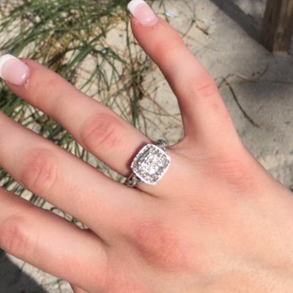 Diamond Engagement ring from ZALES - Picture 2 of 5